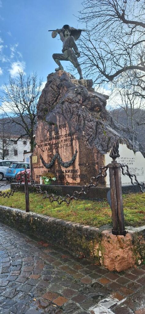 Aujourd’hui, le village reste un lieu de mémoire, où les visiteurs peuvent marcher sur les traces des héros, contempler les plaques commémoratives et réfléchir au prix de la liberté. 
